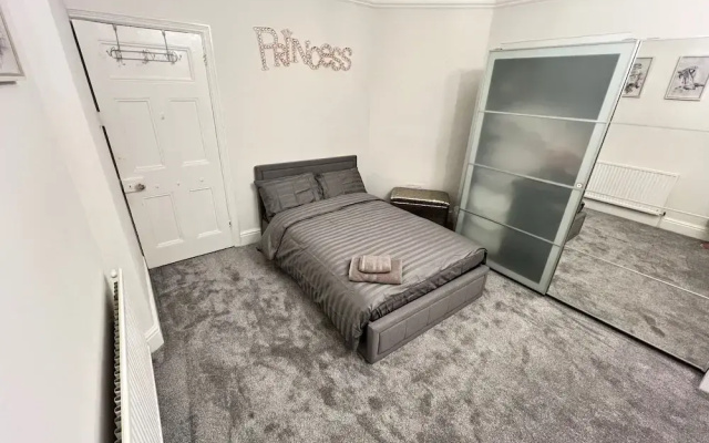 Hottub-garden-parking-sleeps10-10mintotown