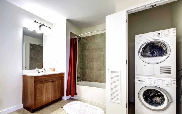 Pelicanstay near Holland Tunnel