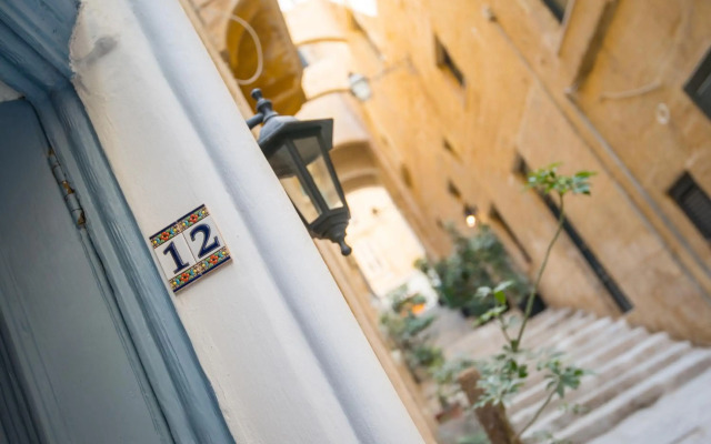 Valletta most central studio apartment 16th-Century building