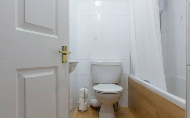 2 Bedroom Flat In West End
