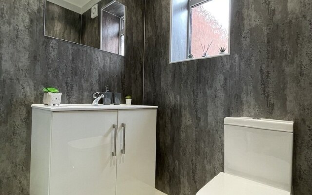 Worksop Newly Refurbished 3-bedroom House