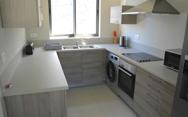 Immaculate Two Beds Luxury Marina Apartment