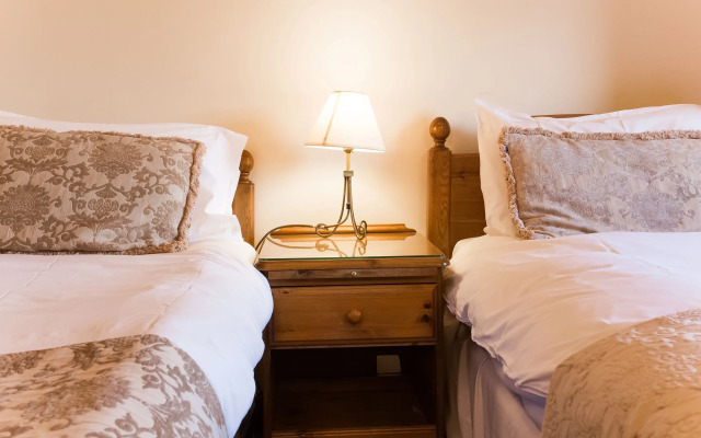 Ye Olde Bowling Green Inn by OYO