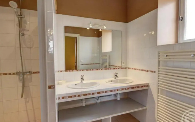 Gîte Chalain-le-Comtal, 5 pièces, 10 personnes - FR-1-496-48