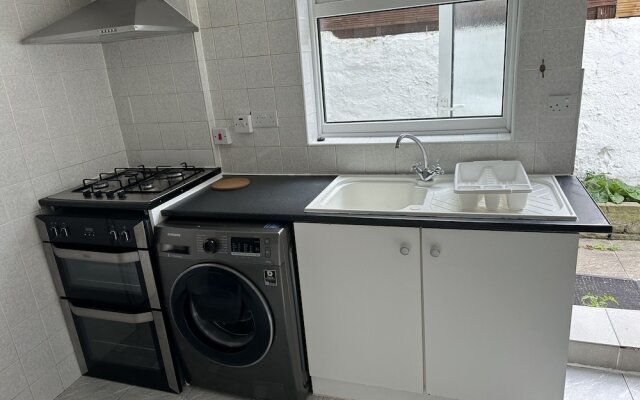 Immaculate 4-bed House in Enfield Near Enfield loc