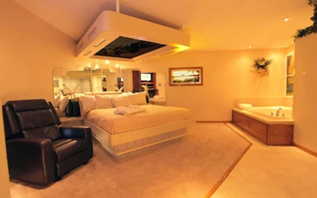 Sybaris Pool Suites Indianapolis