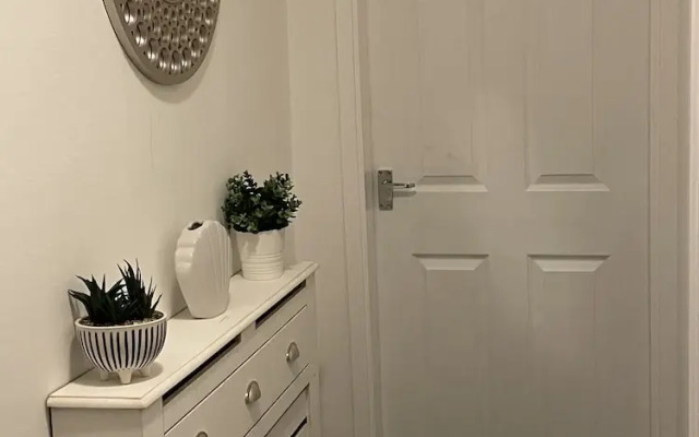 Beautiful 4 Bed Home With Free Parking