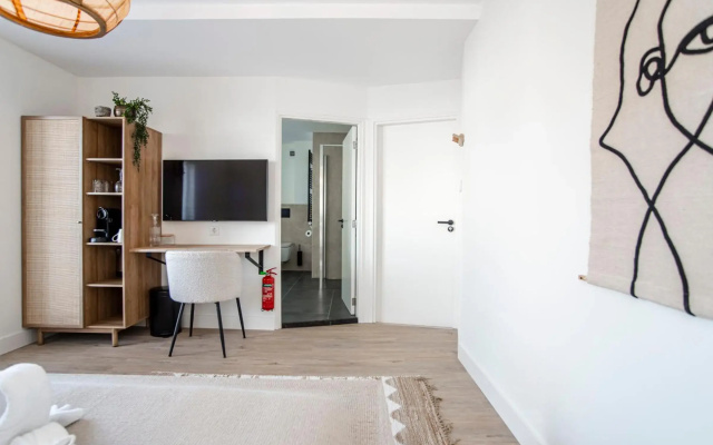 Marley’s Beachhouse - Luxury Guest Room with balcony
