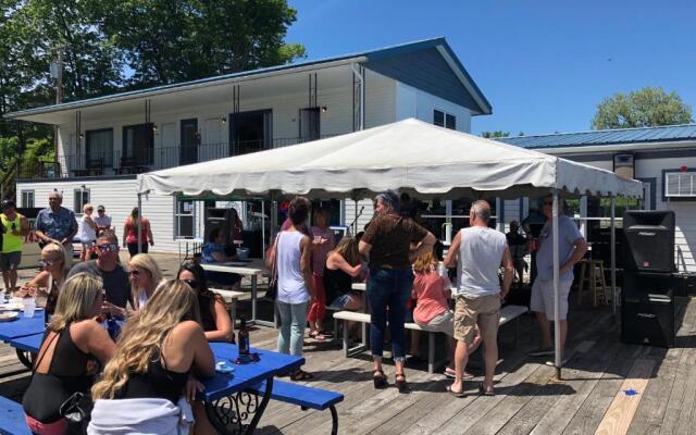 Showboat Motel Restaurant & Bar