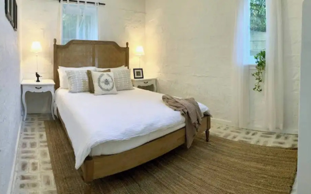 One Wee Cottage, A Romantic Secluded Provincial Abode Surrounded by Vineyards – Guest Rooms – Melbourne