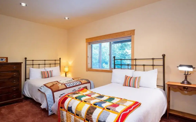 Hillside Mountain Creek Haven 4 Bedroom Home