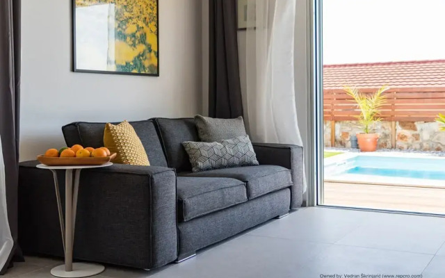 Villa for two Person With Pool in Peroj