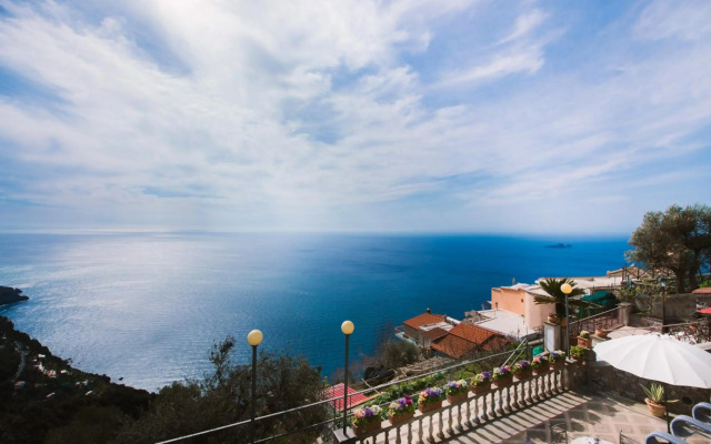 Villa Savina - Elegant Family Villa Overlooks Amalfi Coast -