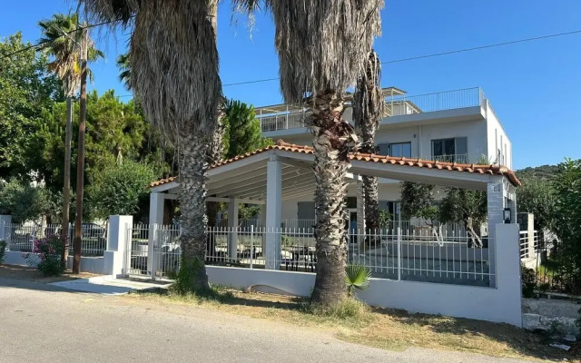 Evia Bay Suites & Retreats