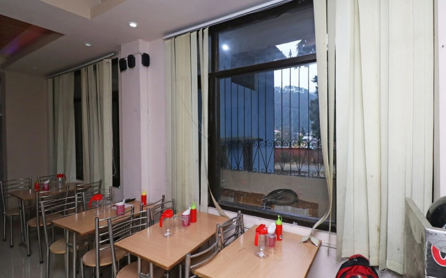 OYO 28173 Hotel Reeva