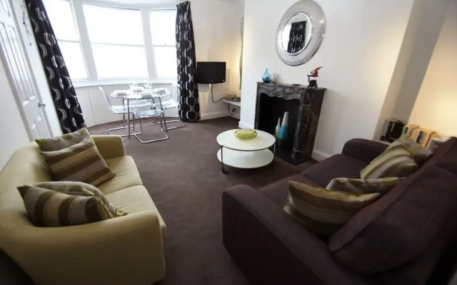 New Steine Apartment Sea View by Brighton Holiday Lets