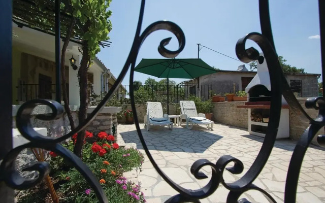 Beautiful Home in Belavici With Wifi and 2 Bedrooms