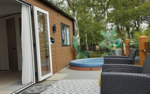 Impeccable 3-bed Cabin in Tattershall, UK