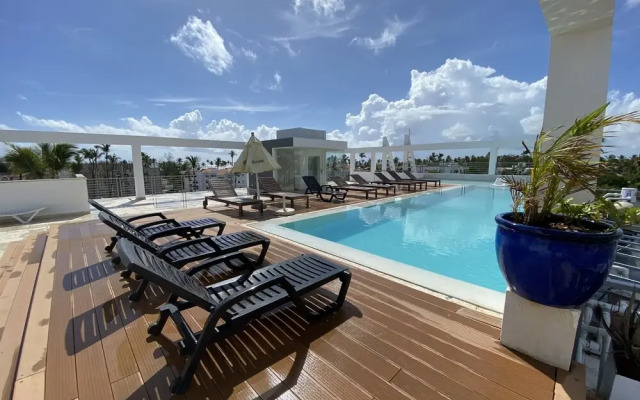 Aventura Deluxe Suites Rooftop Pool