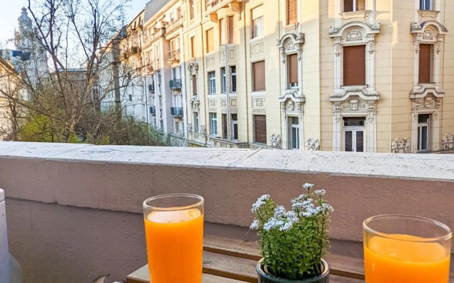 120M2 LUXURY CONDO with SAUNA, JACUZZI, CINEMA In Downtown Budapest