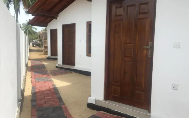 Mambo's Arugambay Hotel