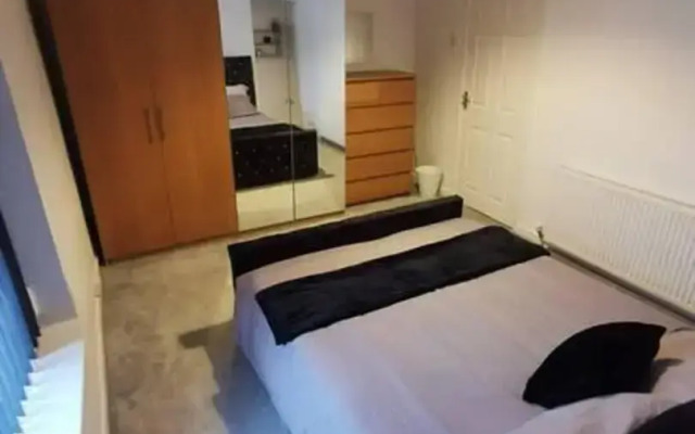 Charming 2-bed House in Swansea