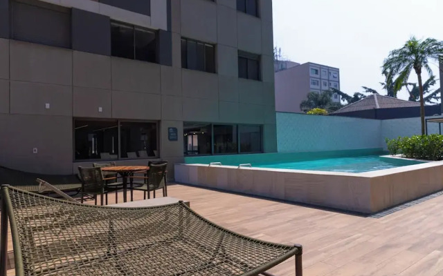 Estudio Pinheiros com piscina e academia