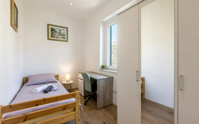 Ferula, 3 bedroom apartment near beach Bačvice