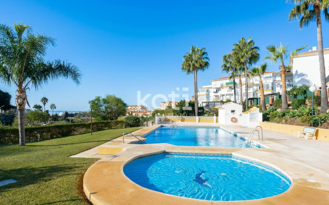 Lovely Loft with swimming pool and sea views Koti Rentals