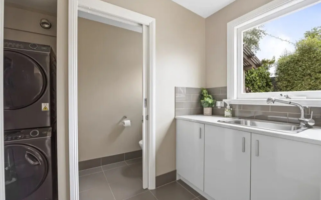Lovely 3-bed With Alfresco Dining in Prime Suburb