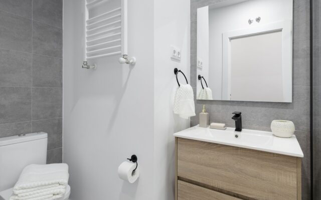Atocha Apartment by FlatSweetHome
