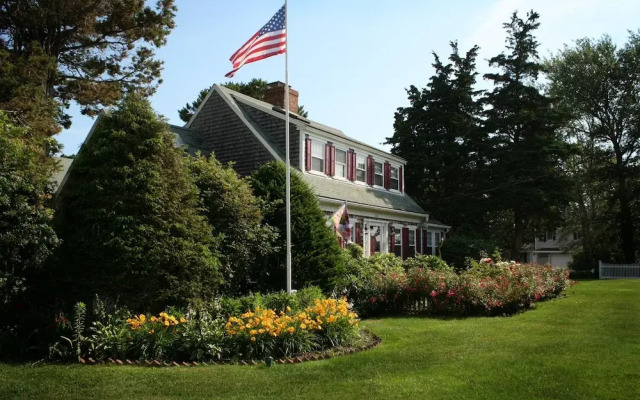 Allen Harbor Breeze Inn & Gardens