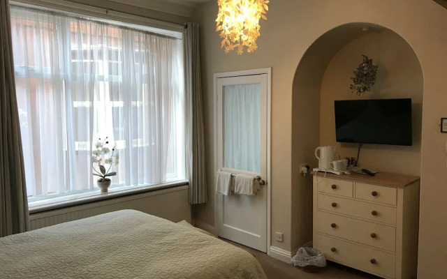 Hollies Guest House