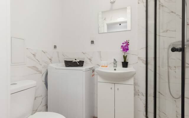 Beige Studio in City Center by Renters
