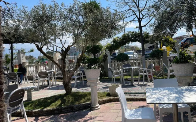 Bajovah Apartments & Restaurant