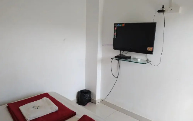 Iroomz Hotel Gananjaya - Hostel