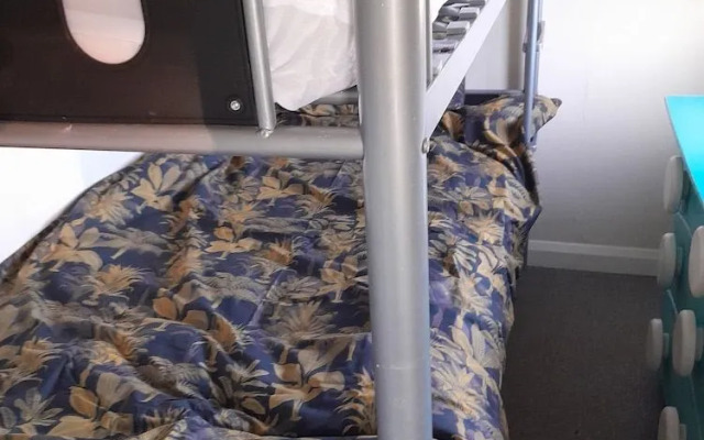 2 Bed-sleeps 4-pets-parking-5 Min to Beach