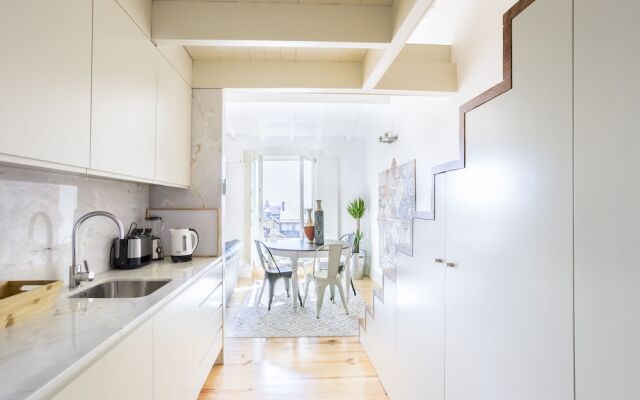 Charming Mezzanine Rooftop View