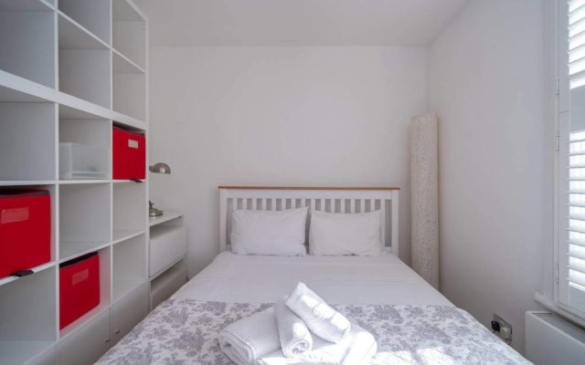 Light & airy studio, 2 mins from Queen's Park tube