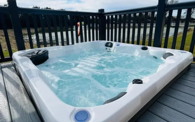 Lilac Lodge with Hot Tub