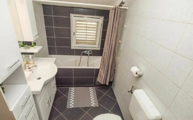 Mila - 2 Bedrooms and Free Parking - A4