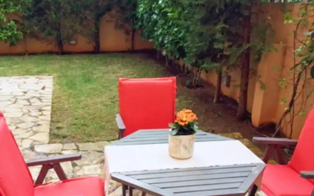 Quiet bright house next to the sea in Lagonisi