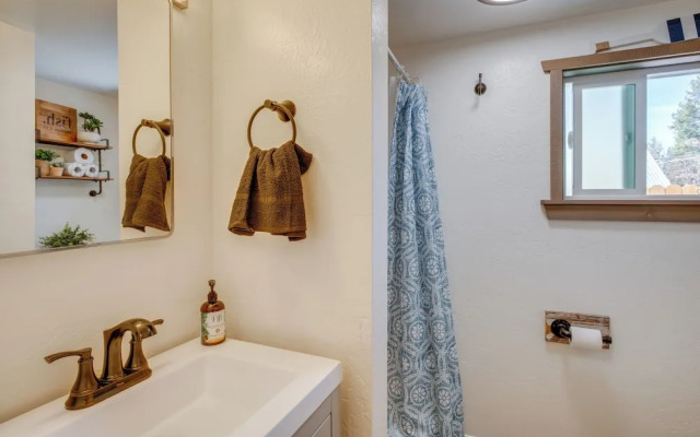 Walk to Beach: Dog-friendly Cabin in Glenbrook!