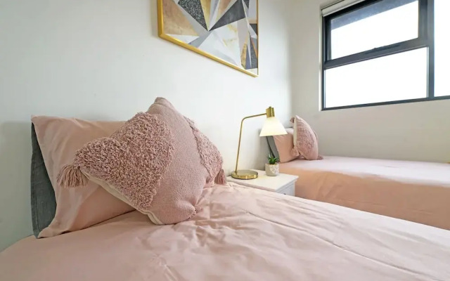 Preston Spacious 2-BRM Apt. Free-Parking
