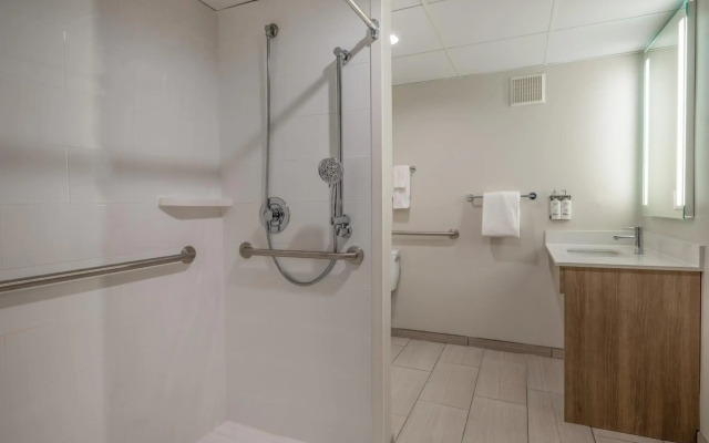 Holiday Inn Express & Suites Greensboro-(I-40 Wendover) by IHG
