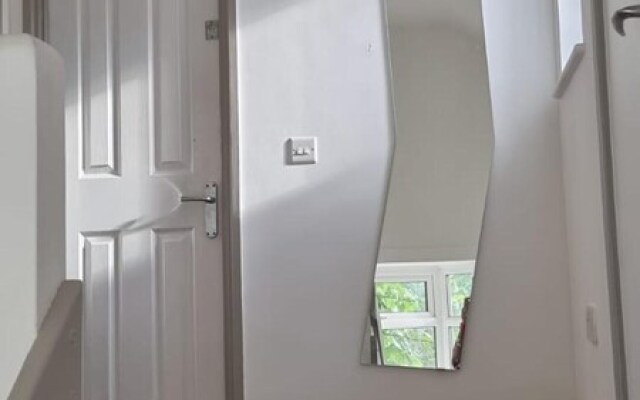 Remarkable 3-bed House With Garden in London
