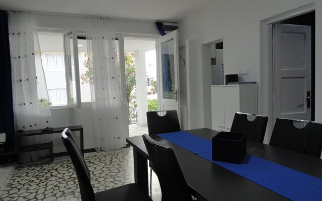 Petrovac Holiday House with pool