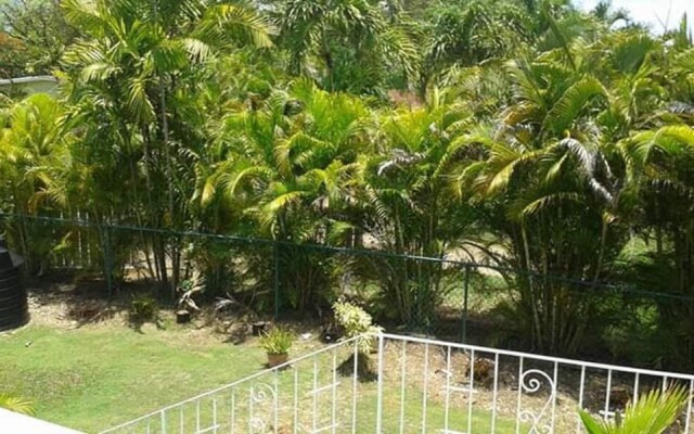 Charming 2-bed Apartment in Holetown.sunset Crest