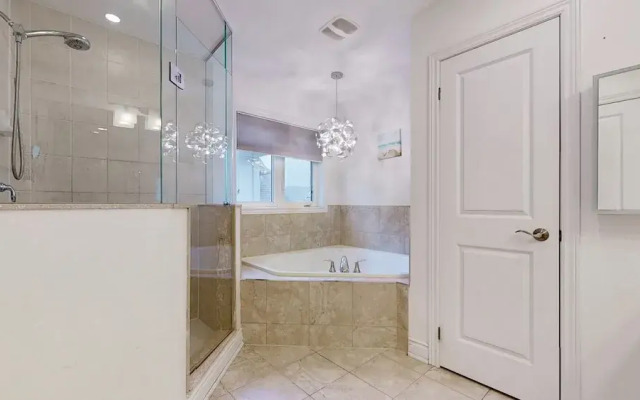 Luxury Retreat Modern Spacious 4 Bedroom Home