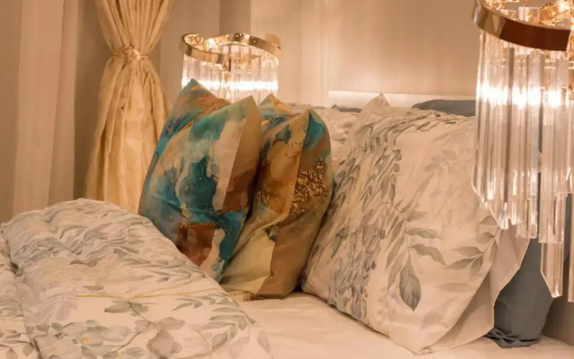 Luxurious 2BR - Fully Upgraded - High-end facilities